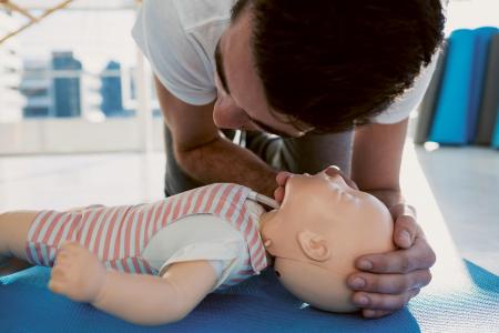 Cours de premiers secours pour les futurs jeunes parents