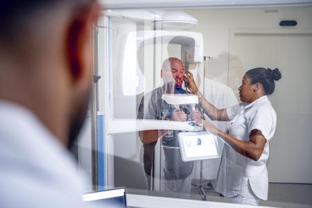 Patient avec 2 personnes du personnel soignant