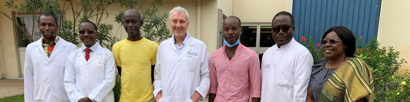 Le Pr Thierry Berney avec à sa droite, Bertrand, le receveur et à sa gauche, Yves, le donneur, ainsi que l’équipe médicale de l’Hôpital général de Yaoundé.