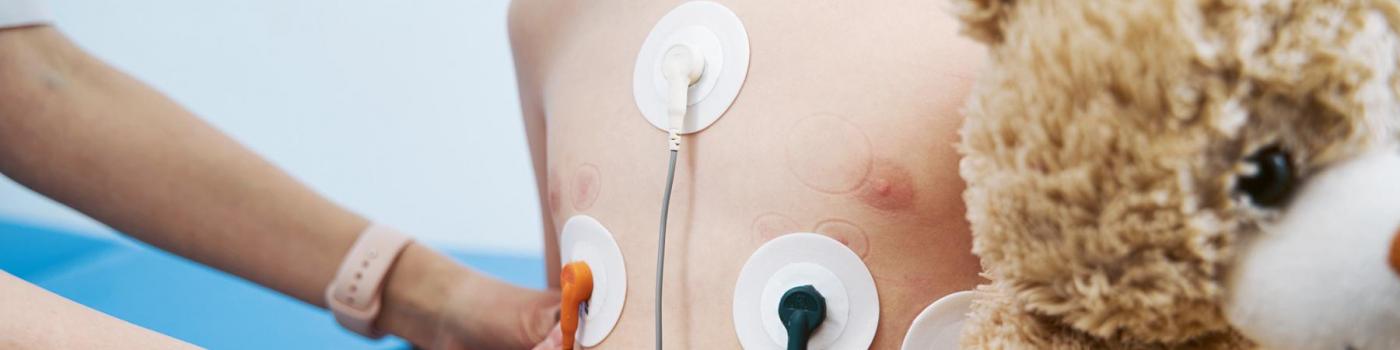 enfant avec dispositif de diagnostic