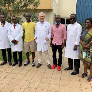 Le Pr Thierry Berney avec à sa droite, Bertrand, le receveur et à sa gauche, Yves, le donneur, ainsi que l’équipe médicale de l’Hôpital général de Yaoundé.
