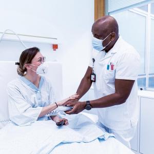 Un infirmier apportant du soutien à une patiente
