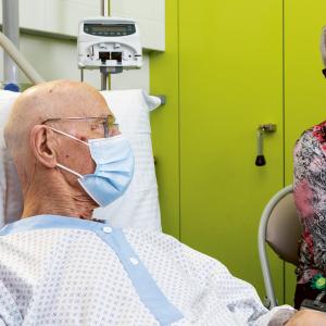 Une bénévole et un patient se regardant