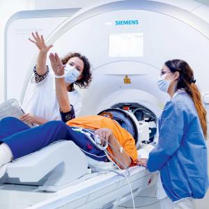 Casque ultrason pour traiter la maladie de Parkinson