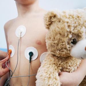 enfant avec dispositif de diagnostic