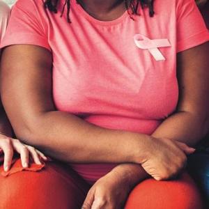 femmes portant le ruban rose