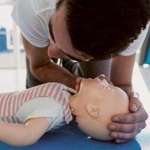 Cours de premiers secours pour les futurs jeunes parents