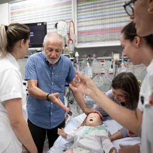 Joué par un acteur, le père d’Alex fait part de sa grande inquiétude.