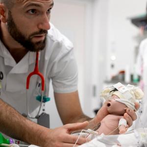 Le mannequin de néonalalogie respire, pleure, bouge.