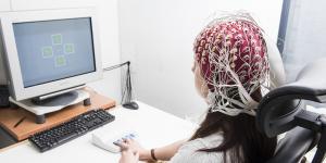 Notre cerveau se réorganise et s’adapte constamment aux besoins… sans qu’on s’en rende compte. C’est ce qu’on appelle la plasticité. Ce phénomène est d’autant plus important après un accident vasculaire cérébral (AVC), car le cerveau cherche à recréer des réseaux de neurones pour compenser les fonctions perdues. D’où l’idée de mieux comprendre les processus de réorganisation dans les premières semaines qui suivent l’AVC pour les modifier de manière favorable. Le Pr Adrian Guggisberg, médecin adjoint agrégé 
