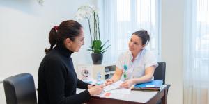 une patiente et une infirmière pendant une consultation
