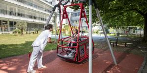 balançoire avec un enfant en fauteuil roulant