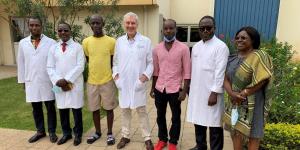 Le Pr Thierry Berney avec à sa droite, Bertrand, le receveur et à sa gauche, Yves, le donneur, ainsi que l’équipe médicale de l’Hôpital général de Yaoundé.
