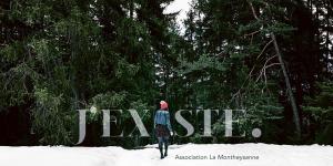 Photo dune femme dans une forêt