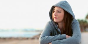 Une adolescente observant le bord de mer 