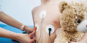 enfant avec dispositif de diagnostic