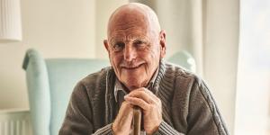 homme âgé souriant