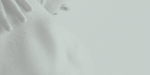 illustration main dans le dos