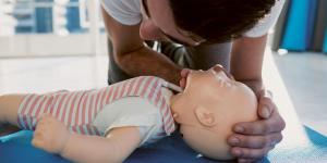 Cours de premiers secours pour les futurs jeunes parents