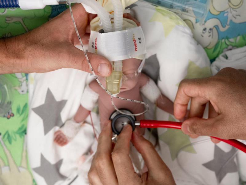 Le mannequin de néonalalogie respire, pleure, bouge.