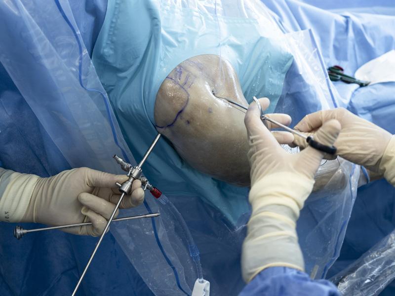 Les jeunes chirurgiens s’entraînent parfois sur des corps humains légués volontairement à la science. Leur utilisation s’effectue dans le cadre de strictes conditions éthiques.