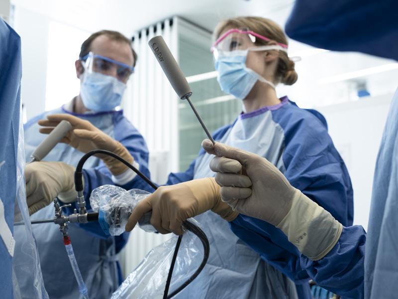 Les jeunes chirurgiens s’entraînent parfois sur des corps humains légués volontairement à la science. Leur utilisation s’effectue dans le cadre de strictes conditions éthiques.